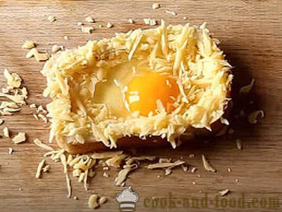 Vroča sendvič z jajcem in sirom v pečici za zajtrk