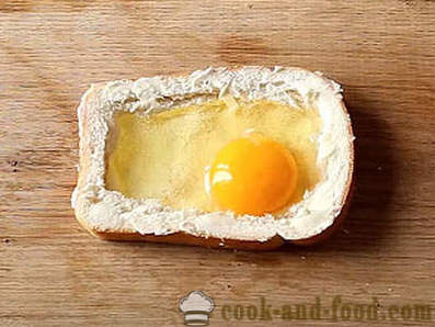 Vroča sendvič z jajcem in sirom v pečici za zajtrk
