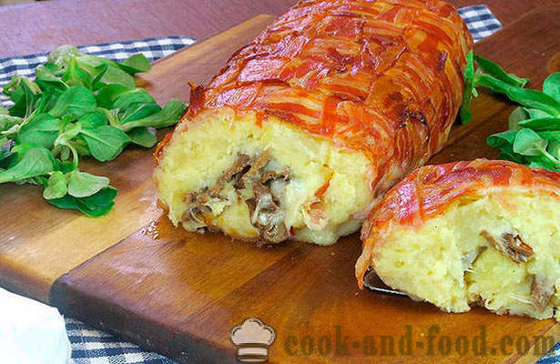 Krompirjev kolač s slanino z gobami in sirom v pečici