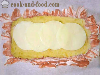 Krompirjev kolač s slanino z gobami in sirom v pečici