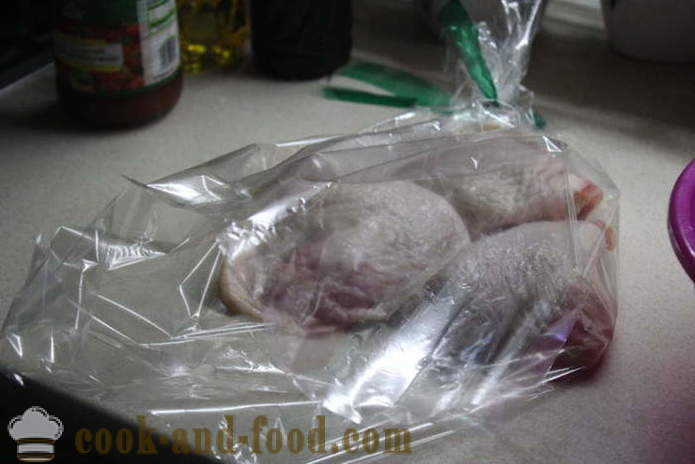 Piščančja bedra, pečen v rokavu - kot slastno pečenih piščančjih stegen v pečici v sojini omaki, korak za korakom receptov fotografije