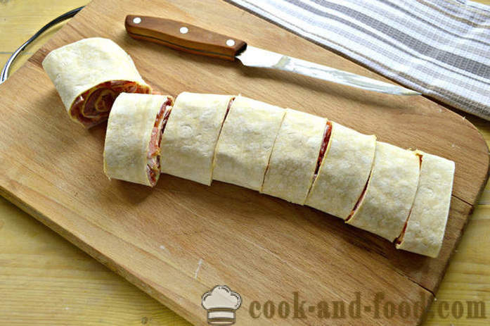 Predjed z pita kruh s klobaso - kako bi pita kruh roll polnjene s klobaso, korak za korakom receptov fotografije