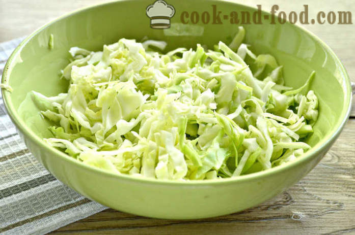 Preprosta solata iz zelja in kumare s kisom - kako narediti okusno solato iz svežega zelja in kumar s korak za korakom receptov fotografije