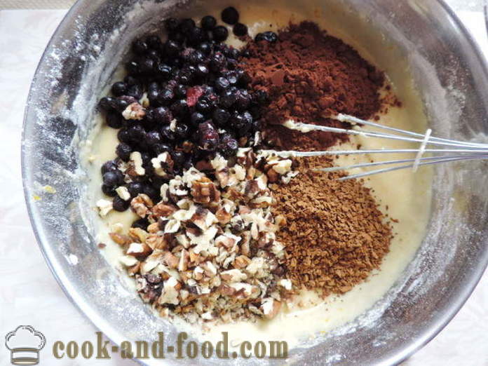 Blueberry torta z orehi - Kako narediti borovničev zavitek z orehi in kakava, s korak za korakom receptov fotografije