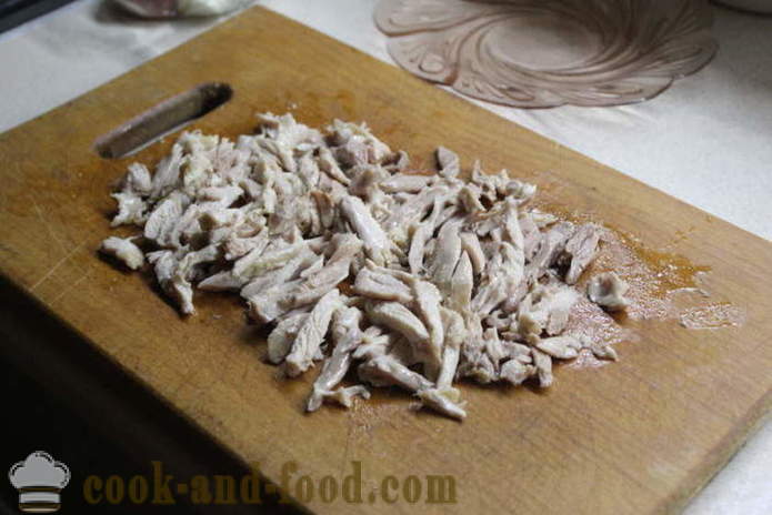 Večplastna solata s piščancem in lučicama - Kako pripraviti solato z vložene čebulo in piščanca, s korak za korakom receptov fotografije