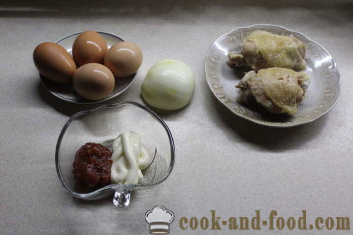 Večplastna solata s piščancem in lučicama - Kako pripraviti solato z vložene čebulo in piščanca, s korak za korakom receptov fotografije
