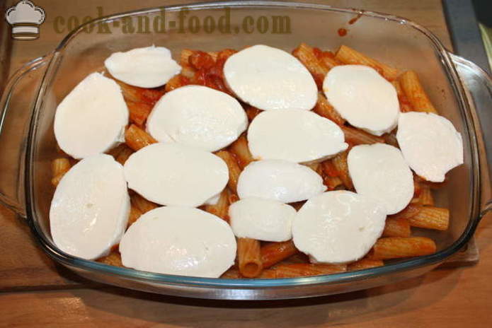 Italijanski ziti jed - tako kot testenine pečemo v pečici s sirom, paradižnikom in šunko, korak za korakom receptov fotografije