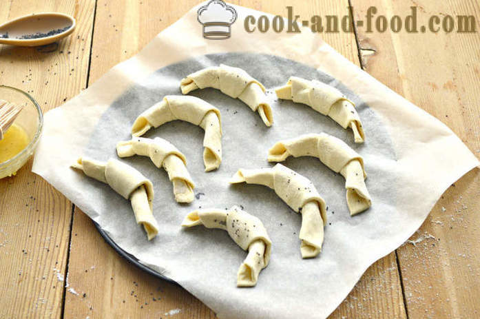 Bagels puff pastry napolnjena z makom in medu - kako narediti žemljice listnatega testa z medom in makom, korak za korakom receptov fotografije