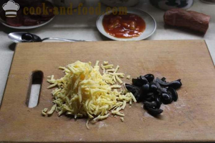 Stromboli - pizza roll kvašenega testa, kako narediti pico v zvitek, korak za korakom receptov fotografije