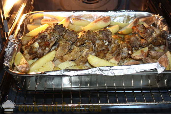 Svinjska rebra pečena s krompirjem v pečici - kot pečen krompir s slanino, korak za korakom receptov fotografije