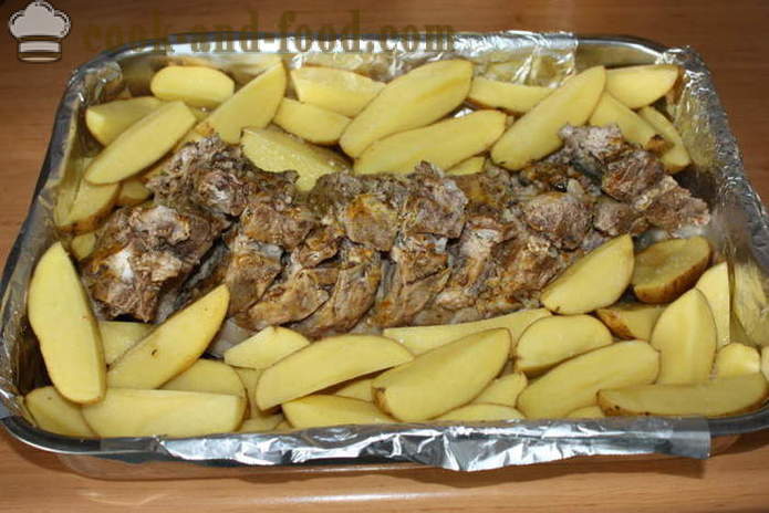 Svinjska rebra pečena s krompirjem v pečici - kot pečen krompir s slanino, korak za korakom receptov fotografije