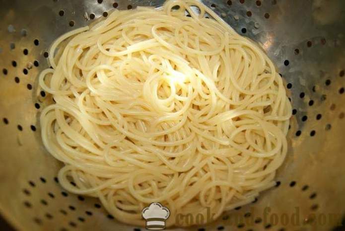 Špageti Monster - lahka in okusne tople jedi za noč čarovnic z rokami, korak za korakom receptov fotografije