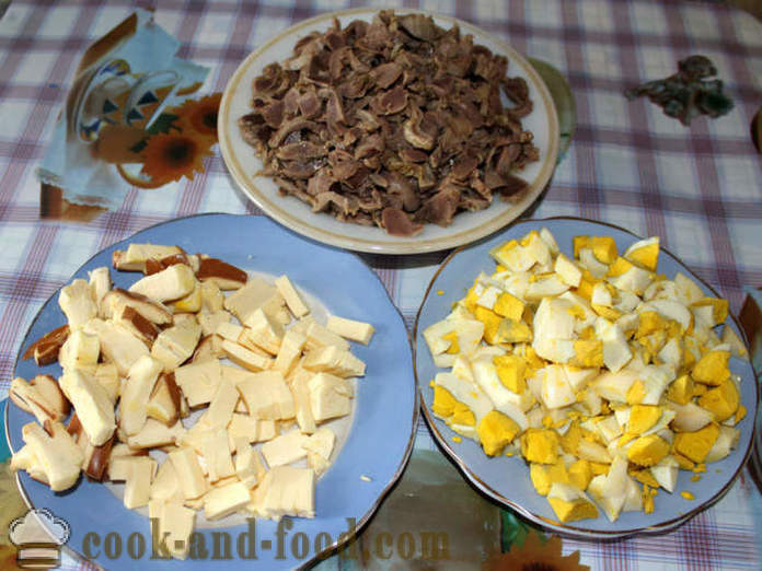 Solata z klobasa s sirom in piščančje popkov - kako narediti solata želodčkov in sira, s korak za korakom receptov fotografije