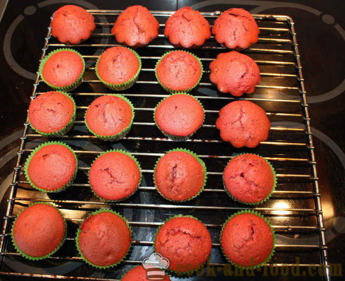 Rdeča in bela piškote - kako narediti narejene torte doma, korak za korakom receptov fotografije