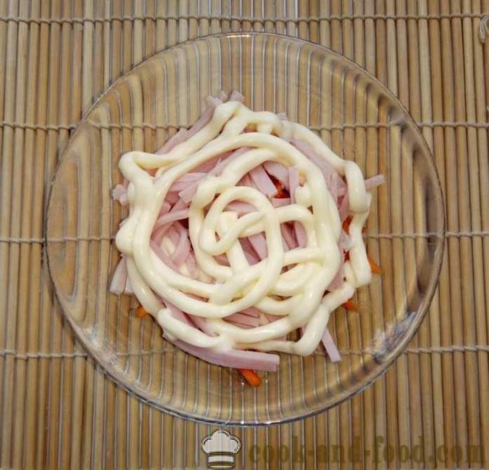 Preprosta solata in čipi - kako narediti večplastna solata s šunko, gobami in čipov, korak za korakom receptov fotografije