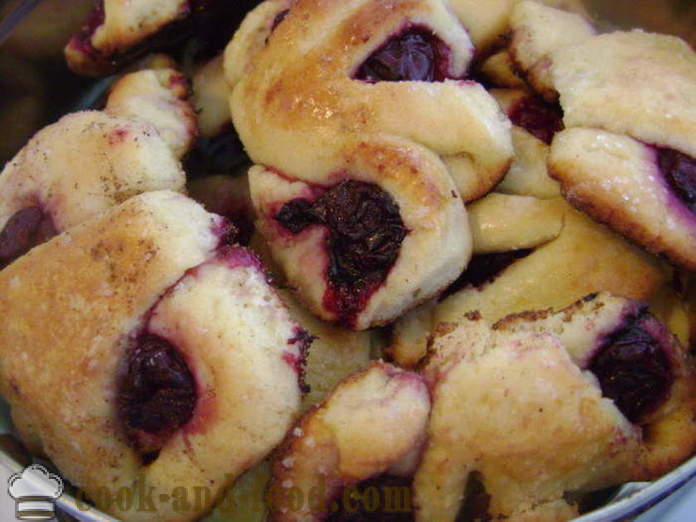 Cherry bagels iz testa skuto - kako kuhati žemljice s češnjami, korak za korakom receptov fotografije
