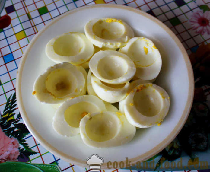 Polnjene rumenjak in sardele, kot da bi polnjene jajca s konzervirane hrane, korak za korakom receptov fotografije