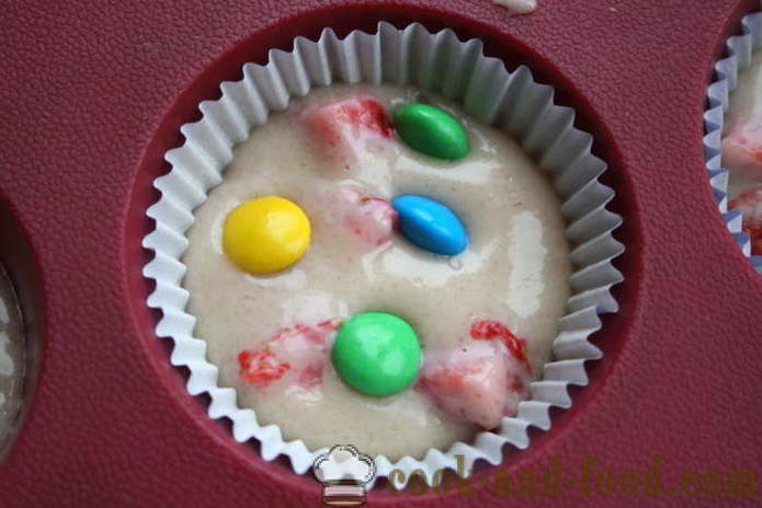Domače kolački na jogurt z jagodami - kako kuhati kolački v silikonske kalupe, korak za korakom receptov fotografije