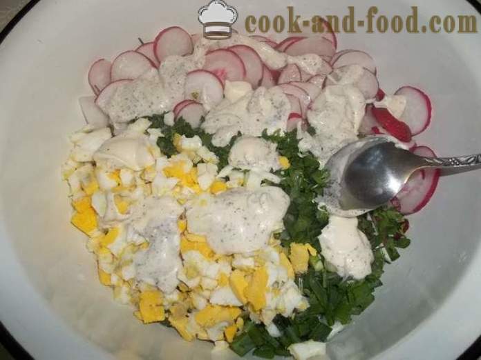 Delicious solata iz redkev z jajcem in zeleno čebulo - kako pripraviti solato z redkev, korak za korakom receptov fotografije