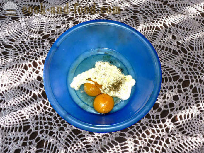 Solata z umešana jajca in klobase in kislo smetano - Kako pripraviti solato z omleto, korak za korakom receptov fotografije