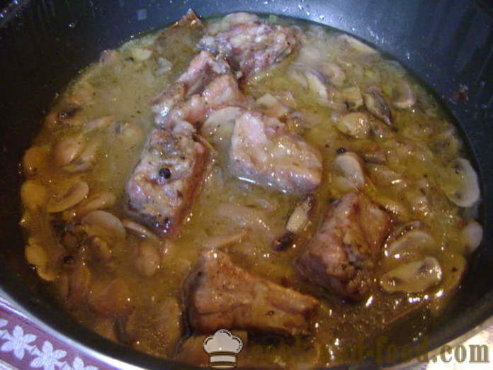 Rebra Cvinye dušena z gobami in omako - kot obara reber svinjskega mesa v ponvi, s korak za korakom receptov fotografije