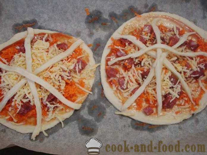 Mini pizza puff pastry s klobaso in sirom - kako narediti mini pizza vlečeno testo, s korak za korakom receptov fotografije