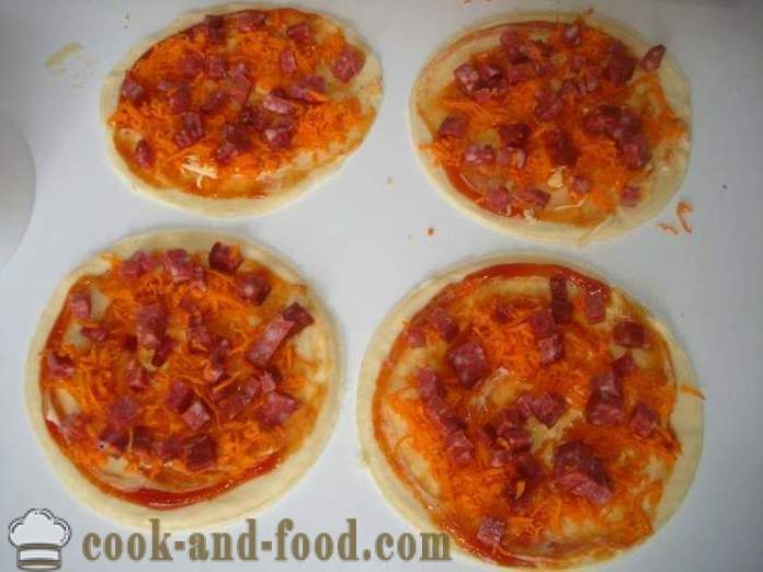 Mini pizza puff pastry s klobaso in sirom - kako narediti mini pizza vlečeno testo, s korak za korakom receptov fotografije