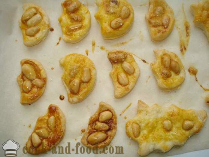 Hitre in okusne piškote iz penaste nekvašenega testa s sladkorjem in arašidi - kako bi piškote iz listnatega testa v pečici, s korak za korakom receptov fotografije