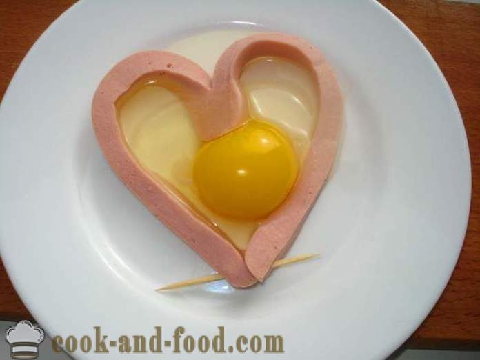 Umešana jajca v srcu s klobaso - kako narediti umešana jajca v obliki srca v mikrovalovni pečici, korak za korakom receptov fotografije