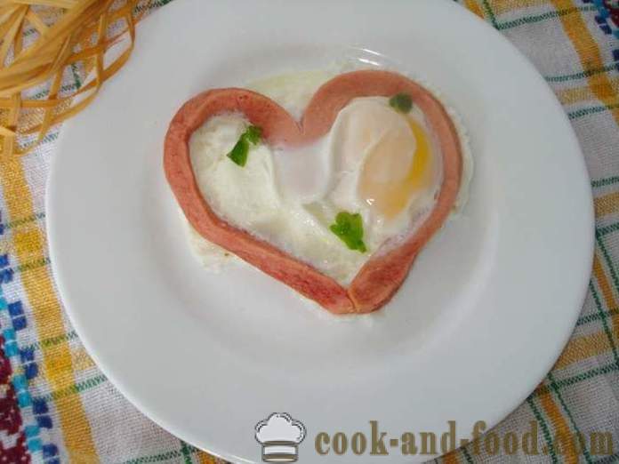 Umešana jajca v srcu s klobaso - kako narediti umešana jajca v obliki srca v mikrovalovni pečici, korak za korakom receptov fotografije