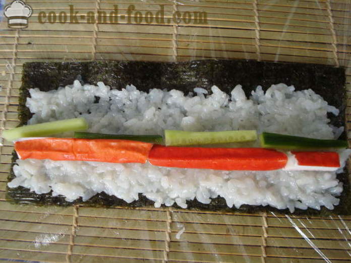 Sushi z rakovic palice in kumar - Kako narediti suši z rakovic palice doma, korak za korakom receptov fotografije
