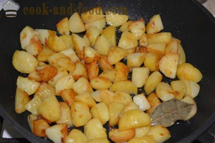 Kuhani krompir v njihove kože v ponvi pečenega - okusna jed iz kuhanega krompirja v njihove kože za okras