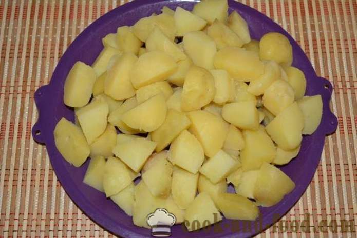 Kuhani krompir v njihove kože v ponvi pečenega - okusna jed iz kuhanega krompirja v njihove kože za okras