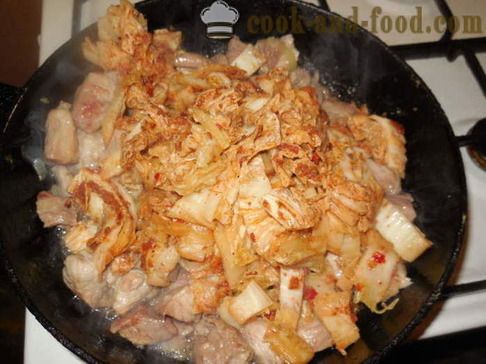 Svinjina z Kimchi v korejski - Kimchi kot prepražimo z mesom, korak za korakom receptov fotografije