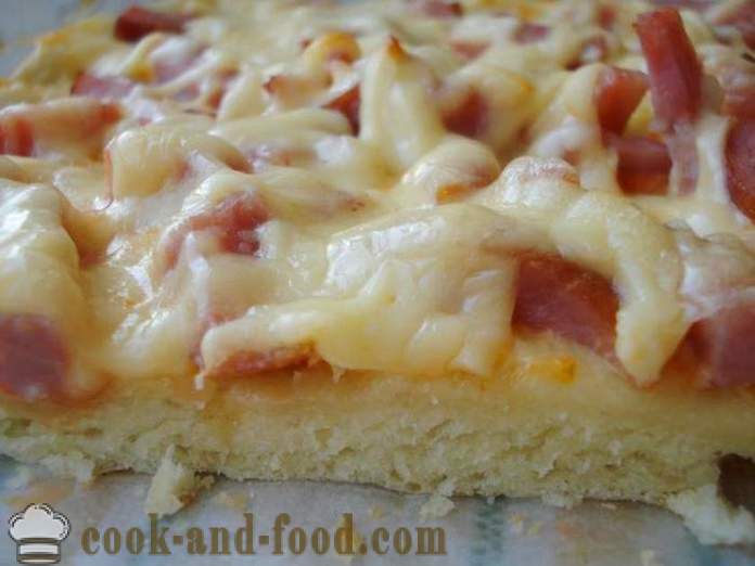 Domač pizza s klobaso in sirom v pečici - kako narediti pico doma, korak za korakom receptov fotografije