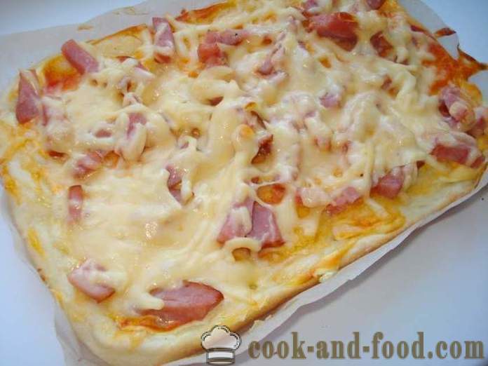 Domač pizza s klobaso in sirom v pečici - kako narediti pico doma, korak za korakom receptov fotografije
