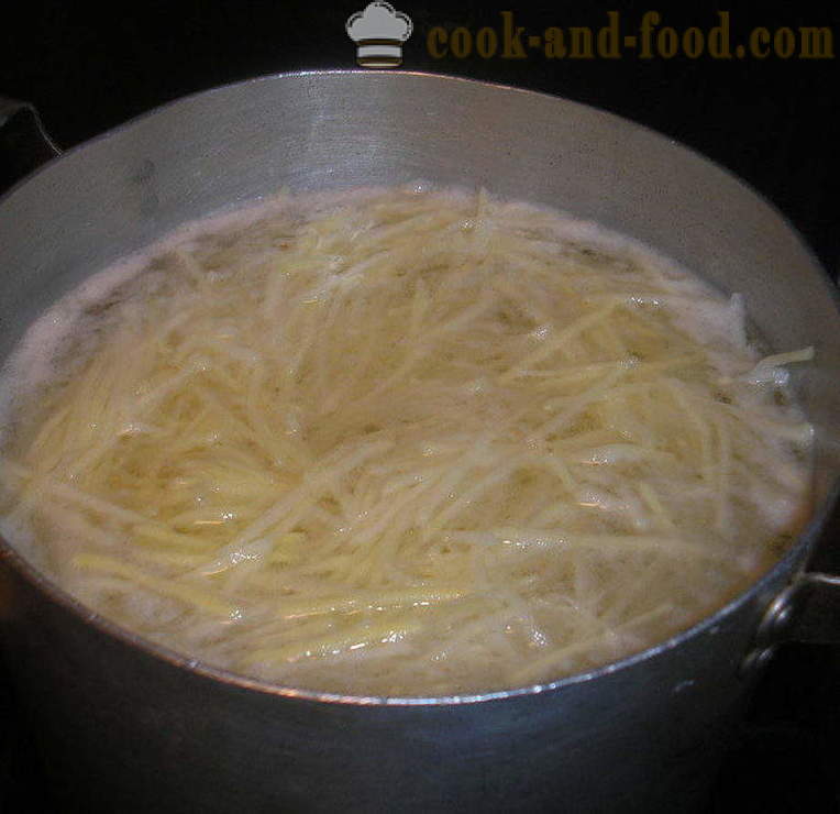Solata s krompirjem palice in klobase - kako bi krompir solata, korak za korakom receptov fotografije
