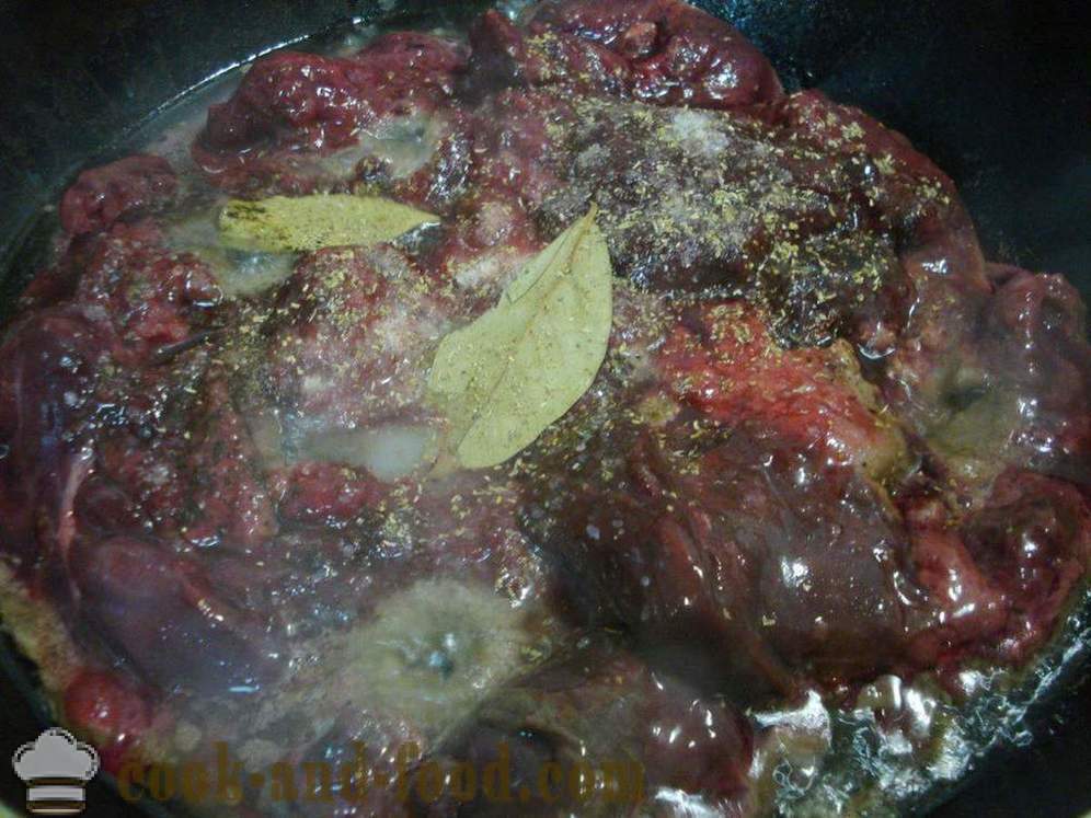 Okusne piščančje jetra v kislo smetano s čebulo v ponvi - kako kuhati piščančja jetra v kislo smetano, korak za korakom receptov fotografije