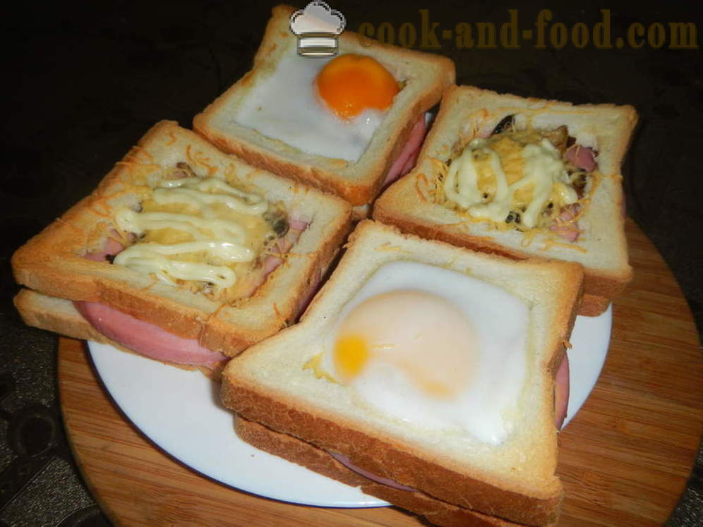 Vroče sendviči z jajcem v pečici - kako narediti vroče sendvič z jajcem, klobaso in gobami, korak za korakom receptov fotografije