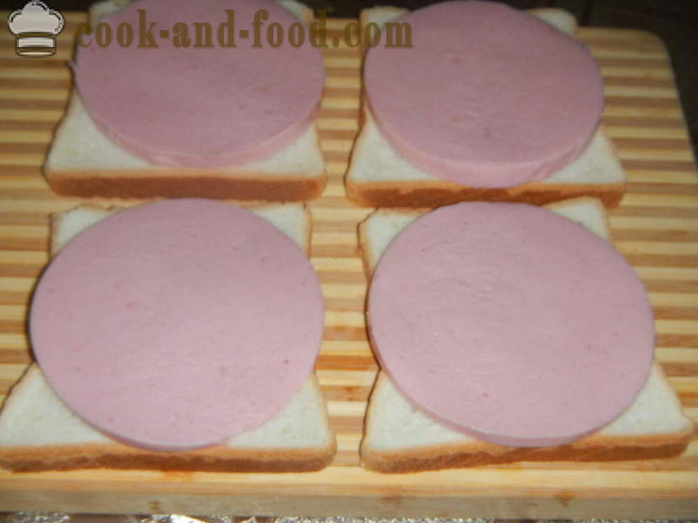 Vroče sendviči z jajcem v pečici - kako narediti vroče sendvič z jajcem, klobaso in gobami, korak za korakom receptov fotografije