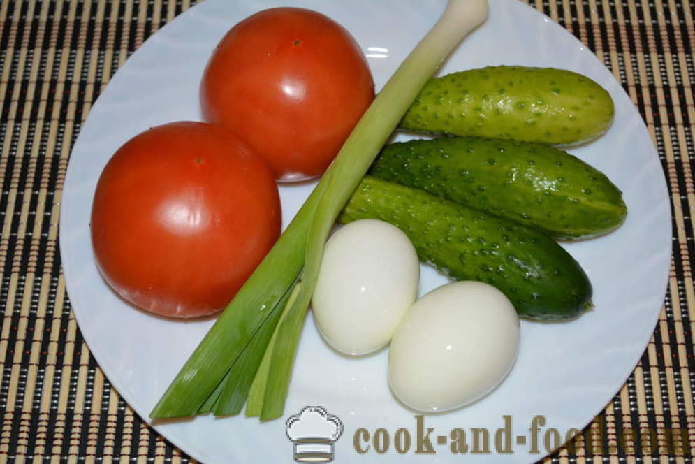 Preprosta solata iz svežih kumar in paradižnika z jajcem in porom - kako kuhati zelenjavo solata z majonezo, korak za korakom receptov fotografije