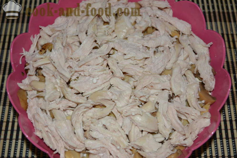 Večplastna solata s piščancem in gobami - kako kuhati piščanca solata večplastna z gobami, korak za korakom receptov fotografije