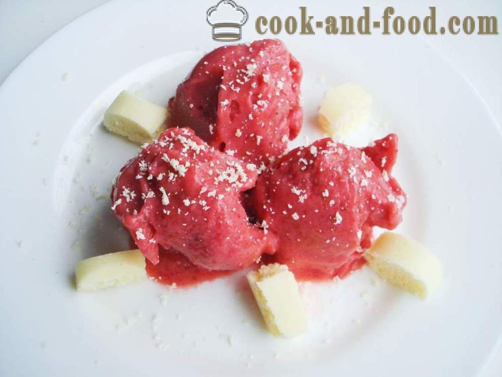 Kremni jagodni sladoled iz zamrznjenega sadja in kondenziranega mleka - kako bi hitro domač sladoled z jagodami, korak za korakom receptov fotografije