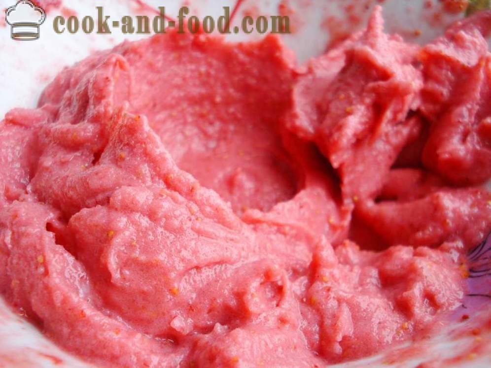 Kremni jagodni sladoled iz zamrznjenega sadja in kondenziranega mleka - kako bi hitro domač sladoled z jagodami, korak za korakom receptov fotografije