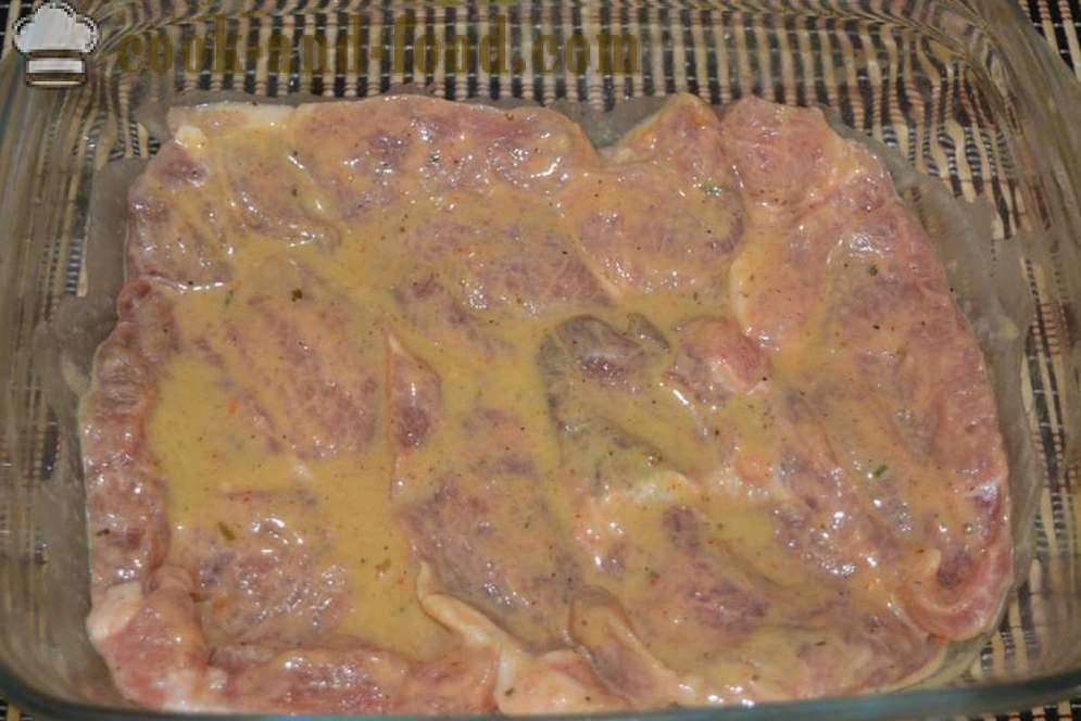 Svinjski pečen v pečici z gobami in sirom - kot svinjska pečenka v pečici, s korak za korakom receptov fotografije