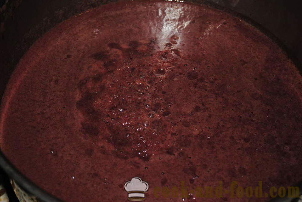 Domača sladica iz oreškov in grozdni sok, kakor hitro pripraviti domače sladice churchkhela, preprost recept s fotografijo