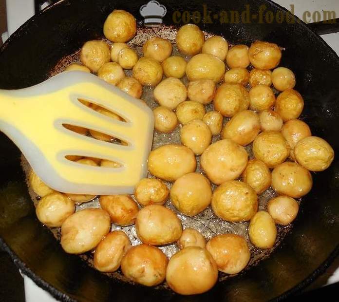 Mala novi krompir pražena celoto v ponvi s česnom in koprom - kako čistiti in kuhati majhno novi krompir, recept s fotografijo