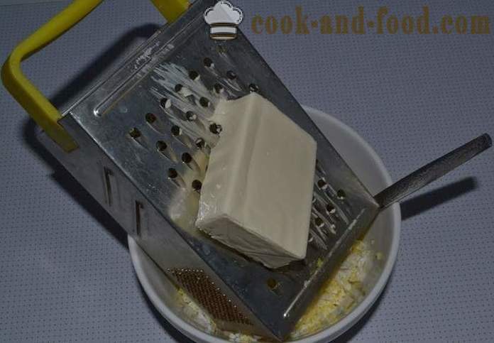 Delicious počitnice tortice s sirom in jajci - preprost recept za polnjenje in lepo urejeni prigrizki tartlet s fotografijo