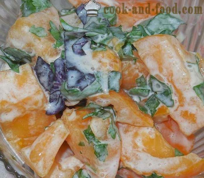 Preprosto in okusno solato iz svežega paradižnika s kislo smetano, česnom in baziliko - kako kuhati paradižnikovo solato - recept s fotografijami - korak za korakom