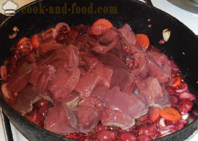 Okusna in mehka svinjska jetra dušena v medu omaki s češnje in začimb - nenavaden korak za korakom receptov fotografije